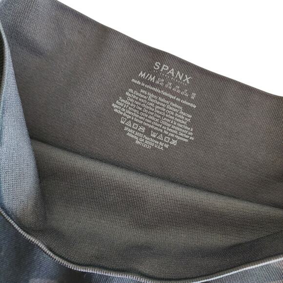 SPANX Womens Cropped Look At Me Now Leggings Size Medium Black Camo Seamless - Picture 6 of 11